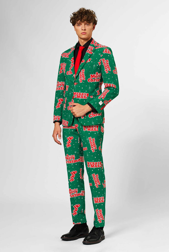 Mann, der grünen Weihnachtsanzug mit rote Weihnachtsphrasen trägt