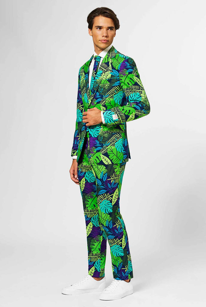 Männeranzug Dschungeldruck mit grünem und lila Blattdruck, der vom Mann getragen wird