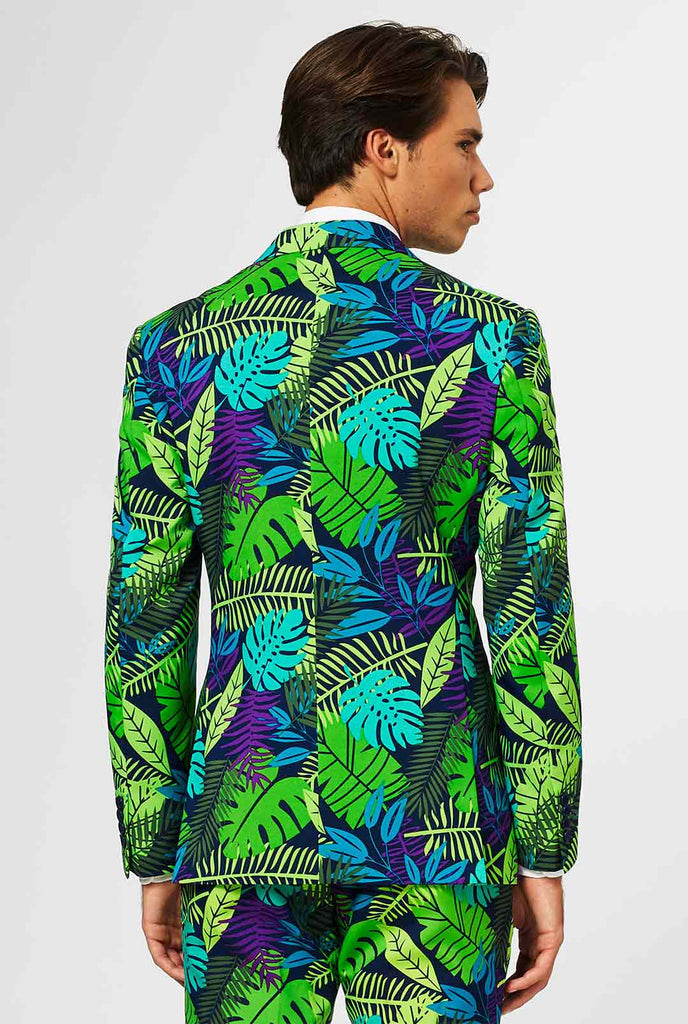 Dschungelanzug mit grünem und lila Blattdruck von Männern getragen, Blick von hinten