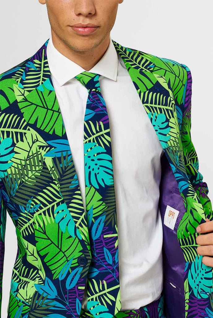 Dschungelanzug mit grünem und lila Blattdruck durch Mann, Nahaufnahme Jacke