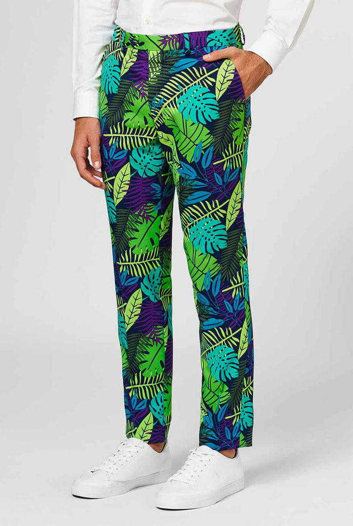 Dschungelanzughose mit grünem und lila Blattdruck, Blick auf Hosen