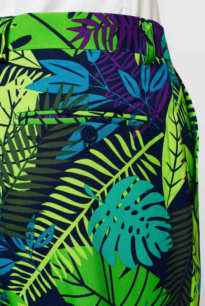 Dschungelanzughose mit grünem und lila Blattdruck, der vom Männern getragen wird