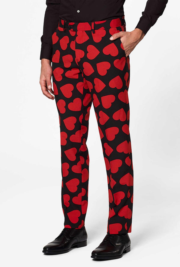 Mann, der schwarzen Anzug mit roten Herzen drucken, Blick auf die Hose