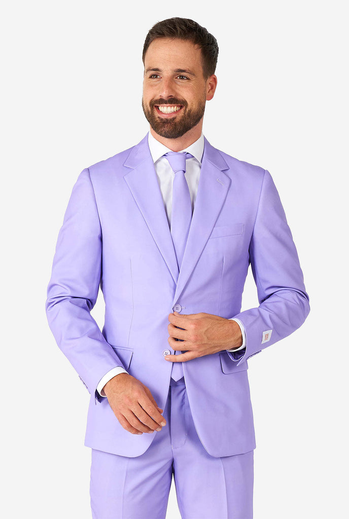 Mann, der Lavendel lila farbiger Anzug trägt