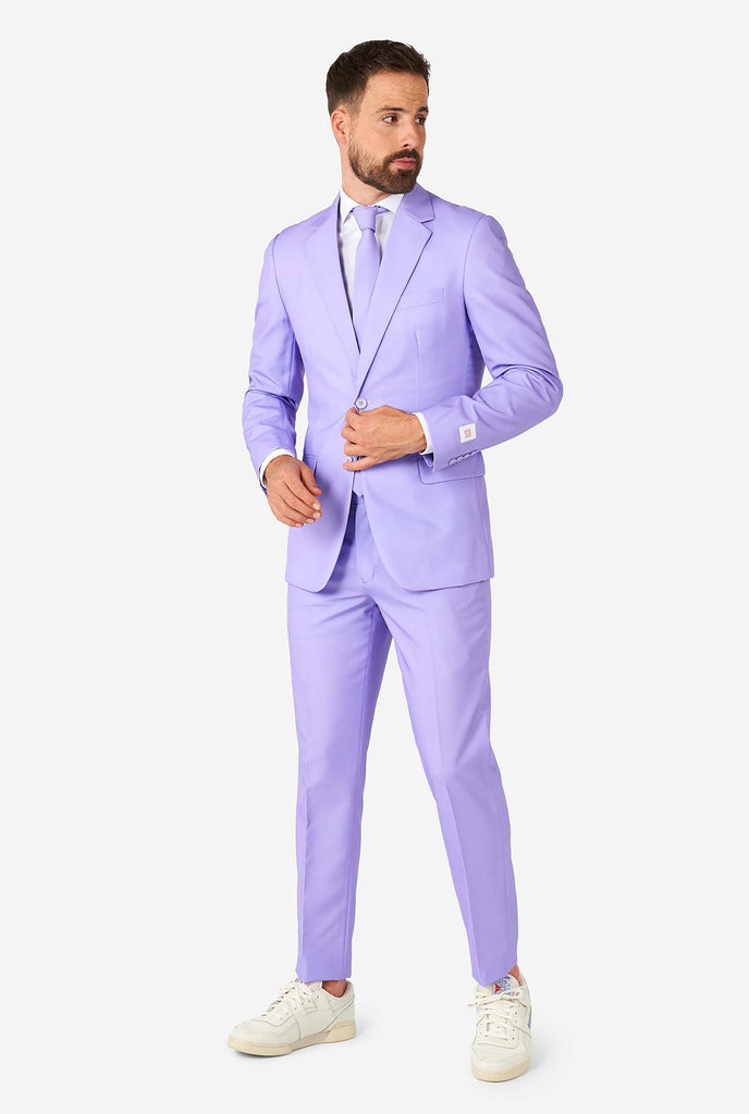 Mann, der Lavendel lila farbiger Anzug trägt