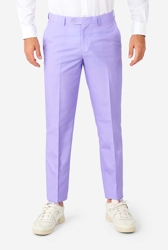 Mann, der lavendel lila farbige Anzug trägt, Blick auf die Hose