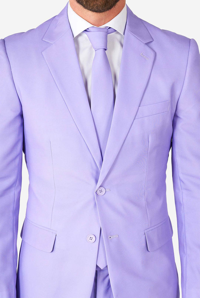 Mann, der Lavendel lila farbiger Anzug trägt, Nahaufnahme