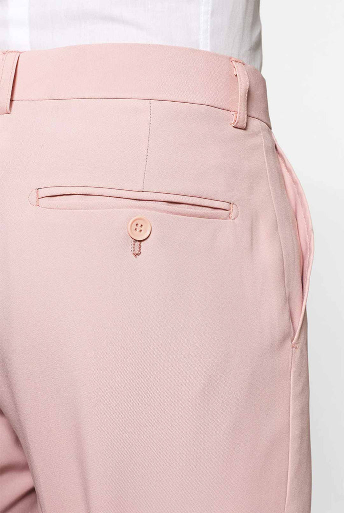 Mann, der pastellrosa Männeranzug trägt, Nahaufnahme Hose hinten