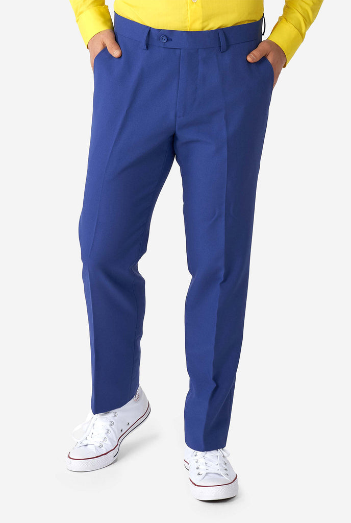 Mann, der blaue Hosen Teil des Herrenanzugs von Memphis Group Retro -Stil trägt