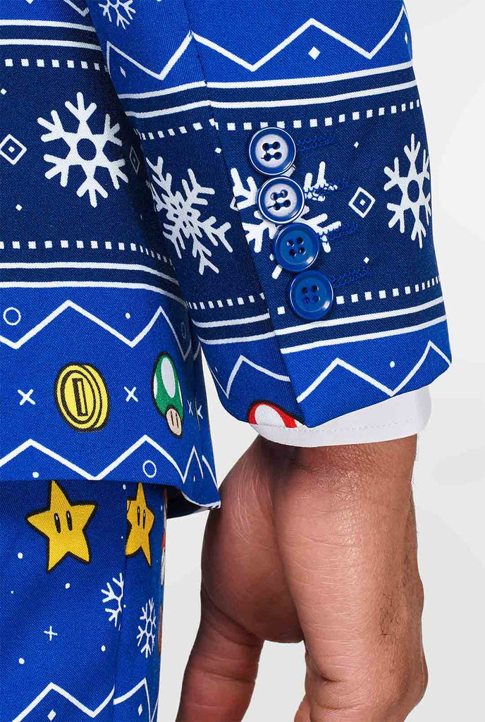 Super Mario -Anzug mit Weihnachtsthemen, die vom Mann getragen werden, Nahaufnahme Ärmel