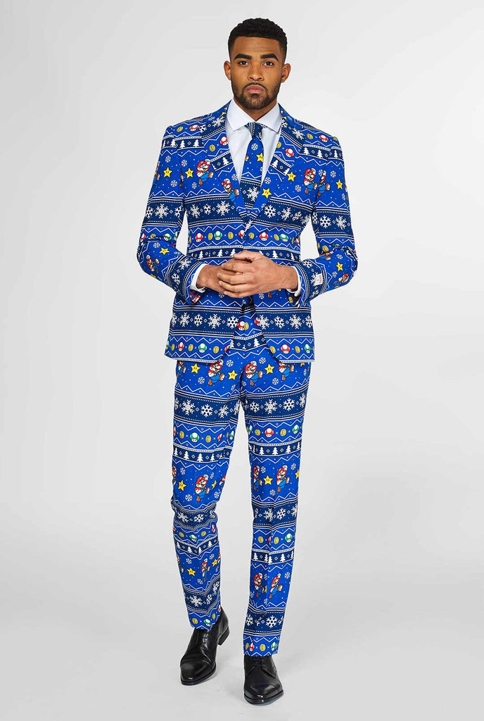 Super Mario Weihnachtsanzug mit Weihnachtsthemen vom Mann getragen