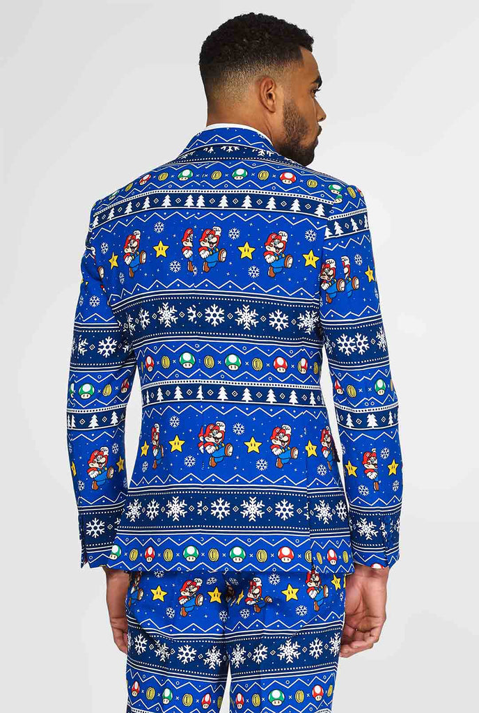 Nintendo Super Mario Weihnachtsanzug mit Weihnachtsthemen vom Mann getragen