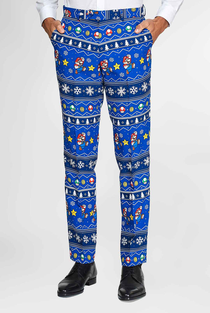Super Mario -Anzug mit Weihnachtsthemen, die vom von hinten gezeigten Mann getragen werden