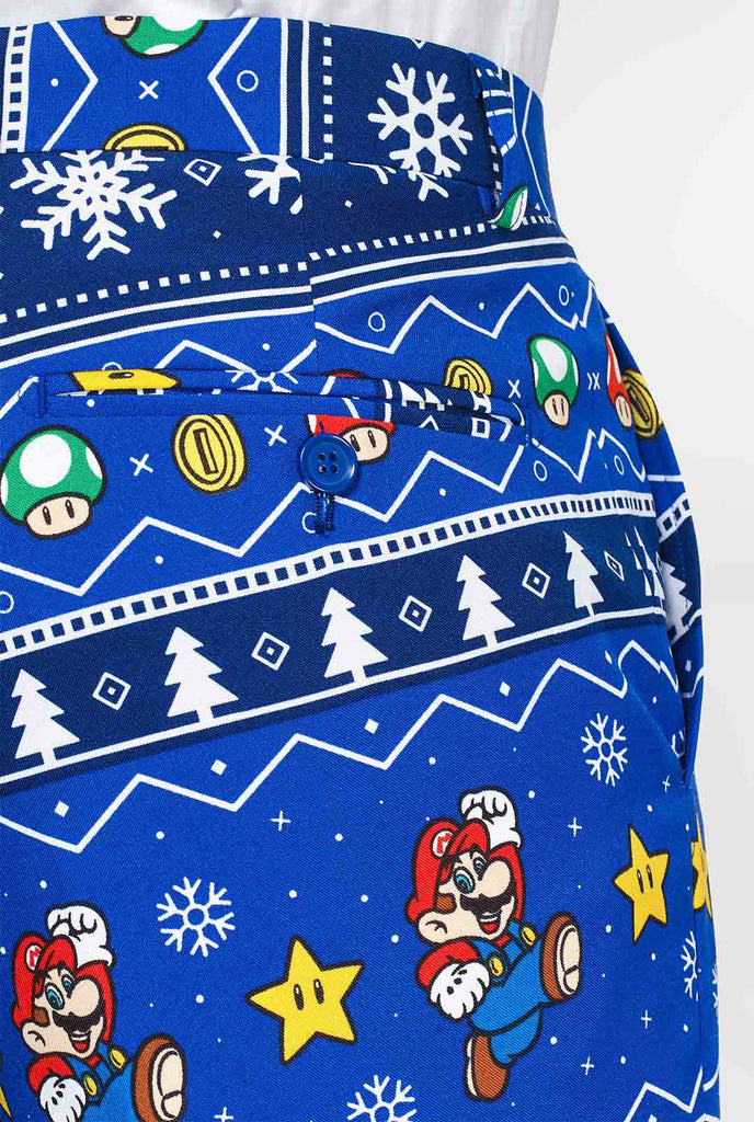 Super Mario -Anzug mit Weihnachtsthemen, die vom Mann getragen werden, der innere Futter zeigt
