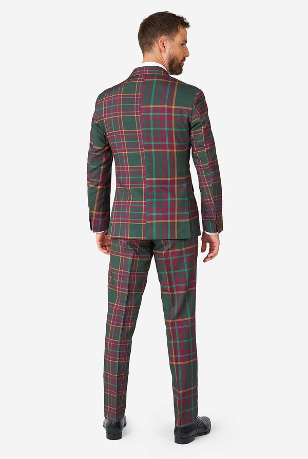 Mann, der einen tartanplaid -Weihnachtsanzug trägt, Blick von hinten