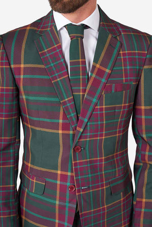 Mann, der einen tartanischen karierten Weihnachtsanzug trägt, Nahaufnahme Jacke