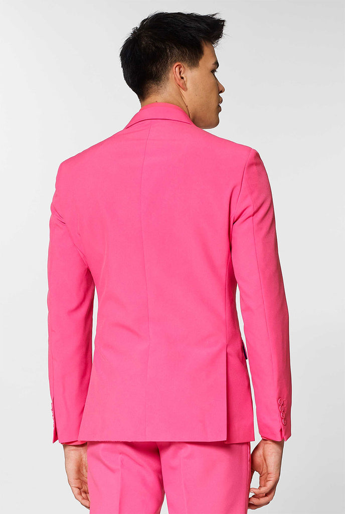 Mann, der rosa Herrenanzug mit rosa Hemd trägt, Blick von hinten