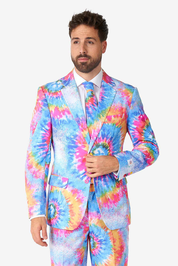 Mann, der Pride Herrenanzug mit farbenfrohen Krawattenfarbstoff Regenbogenabdruck trägt