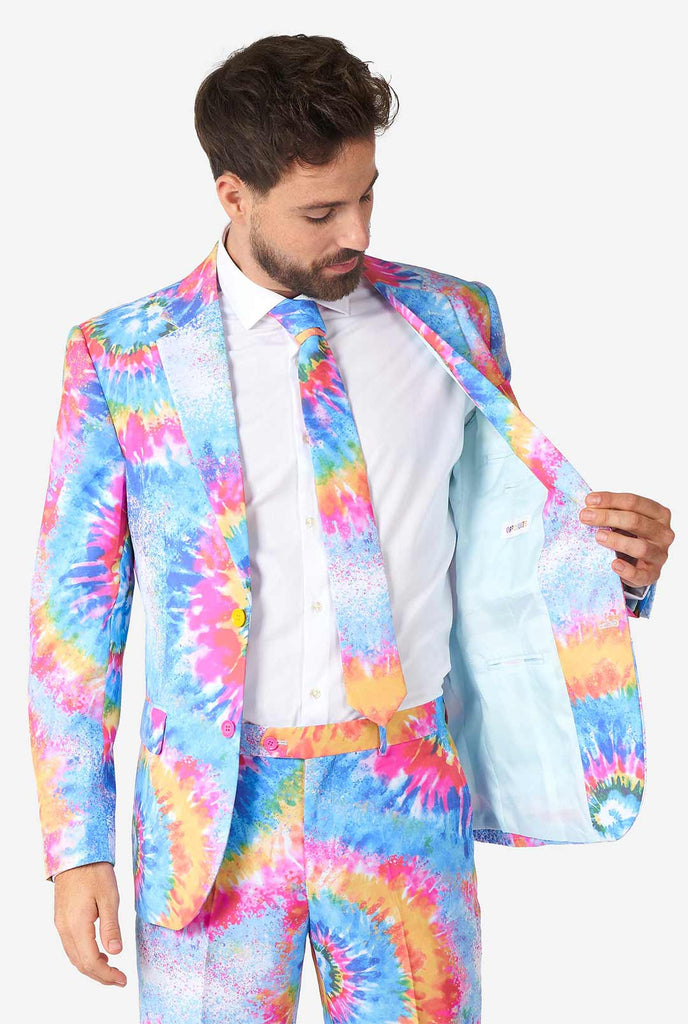 Mann, der Pride Herrenanzug mit farbenfrohen Krawattenfarbstoff Regenbogenabdruck trägt