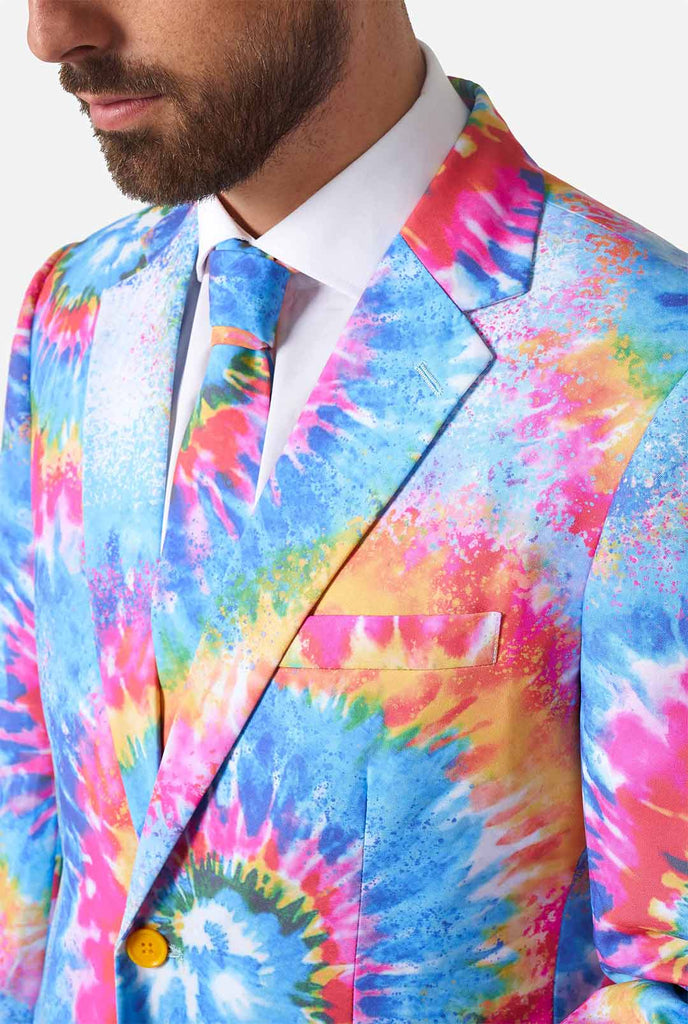 Mann, der Pride Herrenanzug mit farbenfrohen Krawattenfarbstoff Regenbogenabdruck trägt, Nahaufnahme