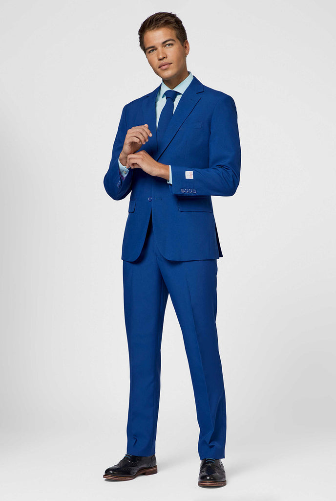 Marineblau, fester farbiger Anzug vom Mann getragen