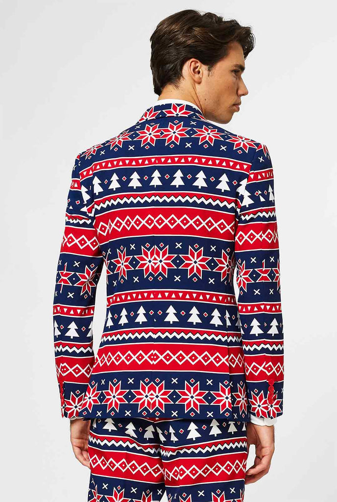 Nordic Themeed Weihnachtsanzug, der vom von Mann getragen wird, Blick von hinten
