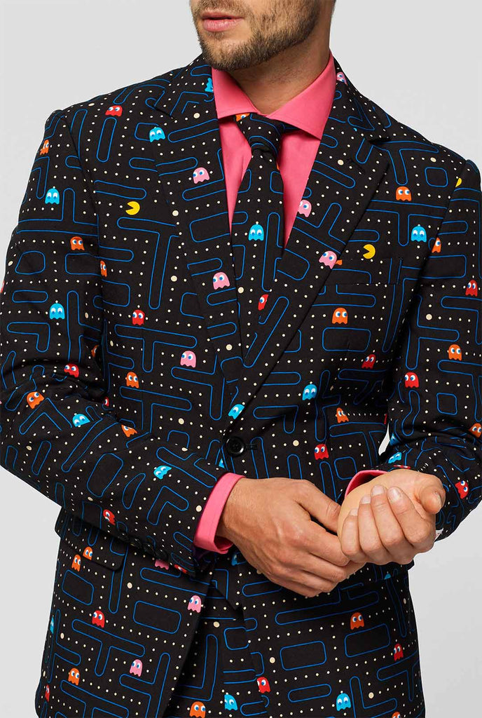 Pac-Man Labyrinthanzug von Mann getragen wird, Nahaufnahme Jacke