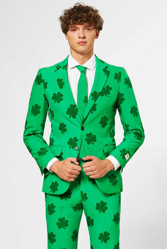 Mann, der Green St. Patrick's Day Herrenanzug trägt, mit Kleeabdruck