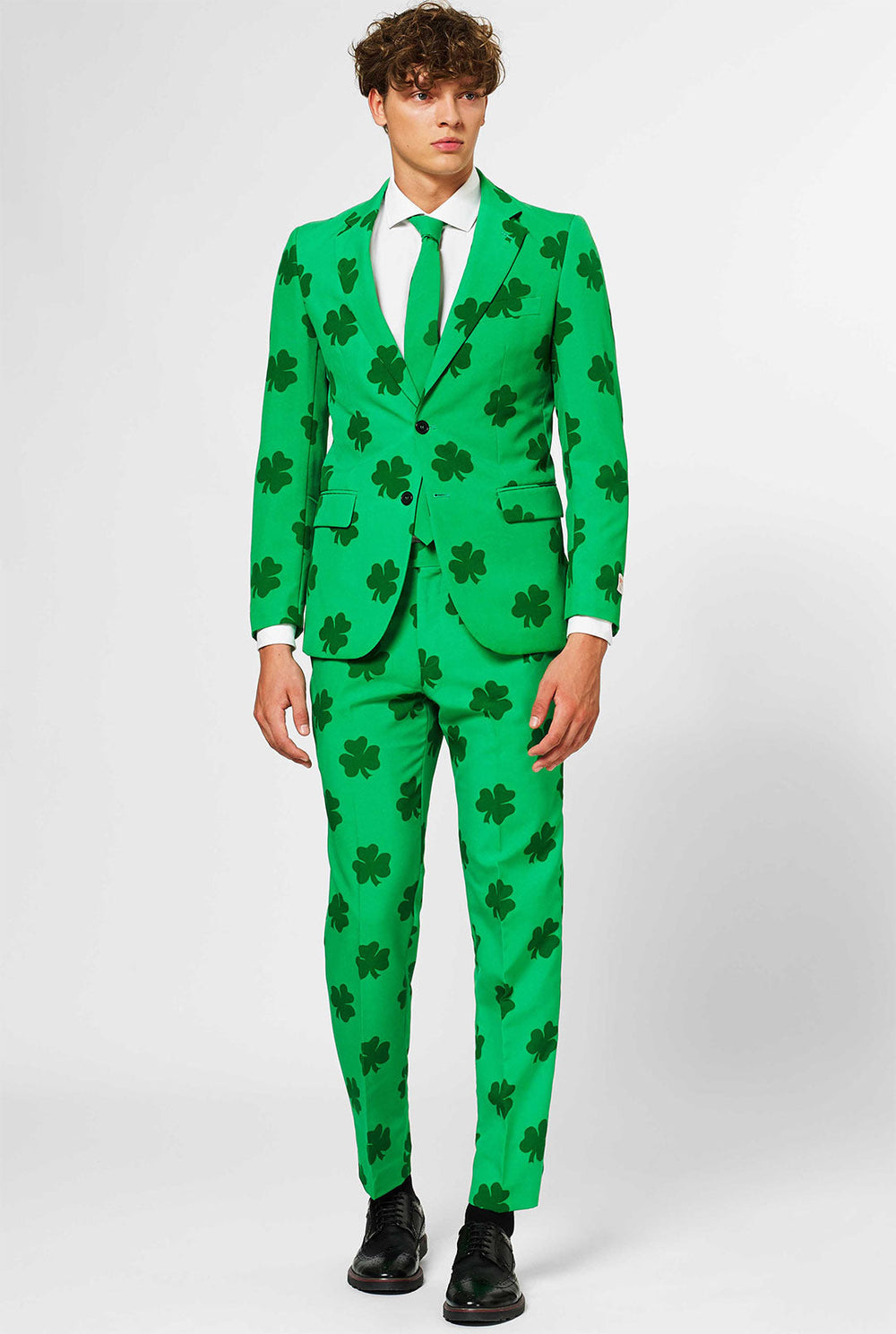 Mann, der Green St. Patrick's Day Herrenanzug trägt, mit Kleeabdruck