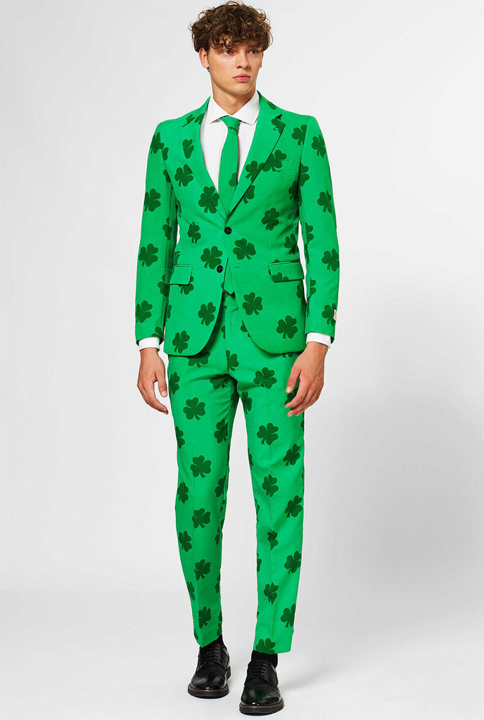 Mann, der Green St. Patrick's Day Herrenanzug trägt, mit Kleeabdruck