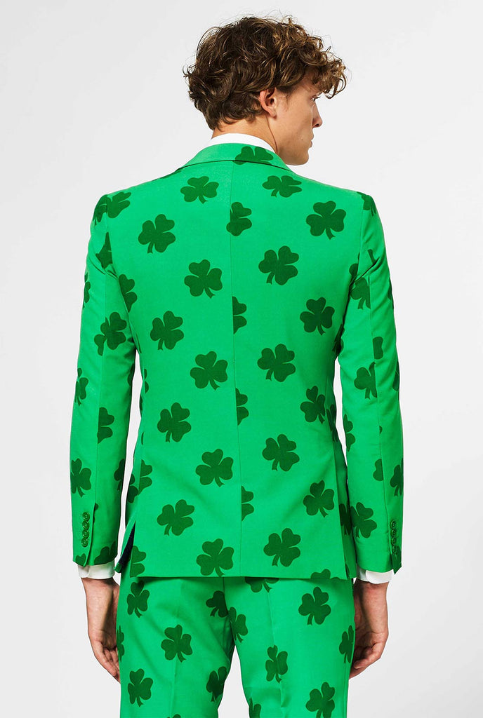 Mann, der Green St. Patrick's Day Herrenanzug trägt, mit Kleeblatt, Blick von hinten