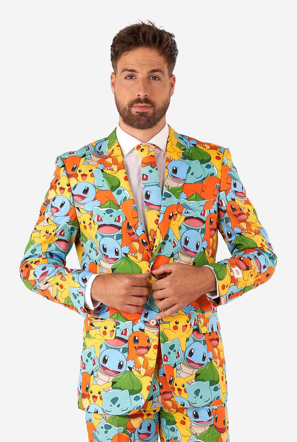 Mann, der Anzug mit Pokémon, Pikachu -Druck trägt