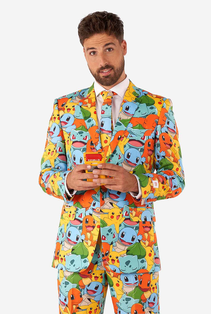 Mann, der Anzug mit Pokémon, Pikachu -Druck trägt
