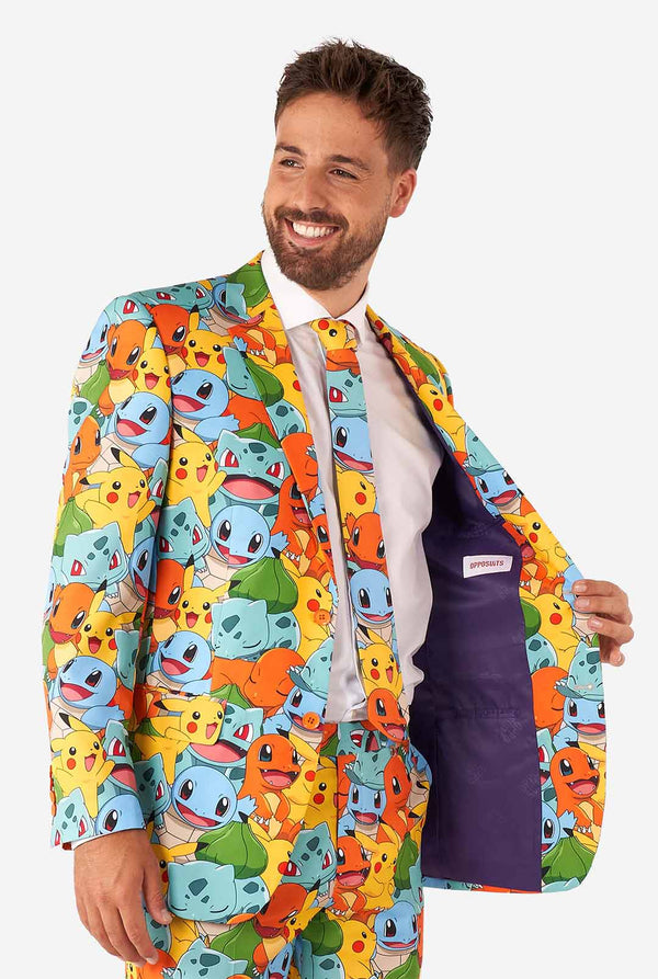 Mann, der Anzug mit Pokémon, Pikachu -Druck trägt