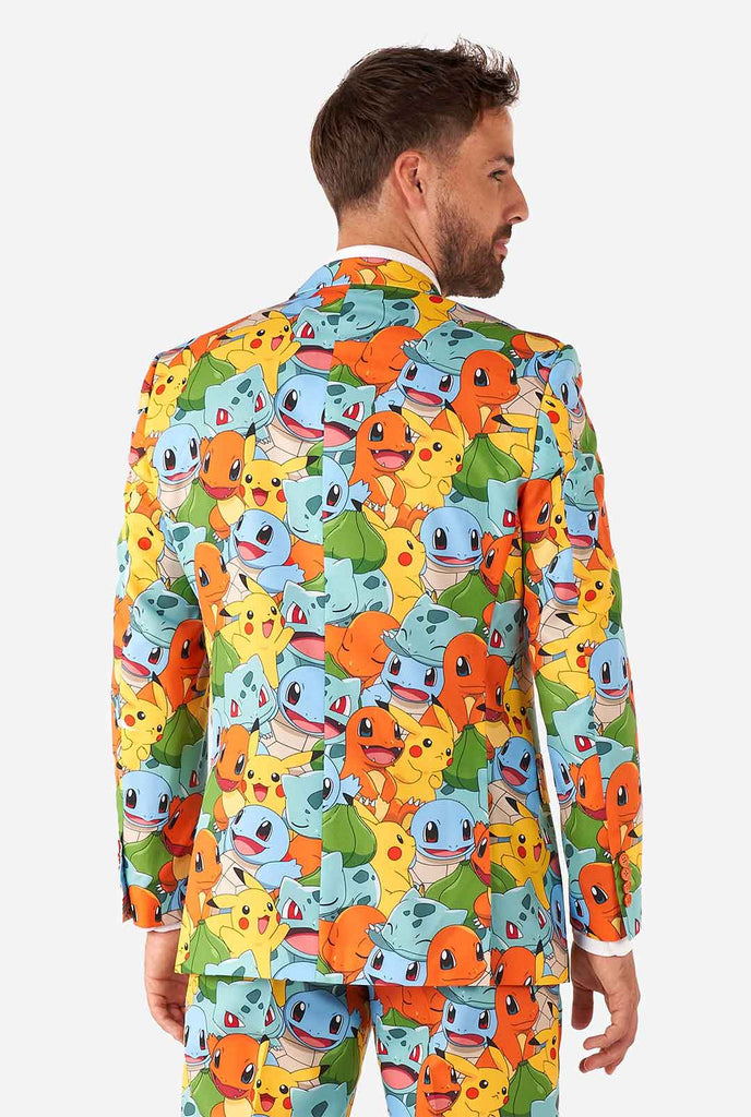 Mann, der Anzug mit Pokémon, Pikachu -Druckansicht trägt, Blick von hinten