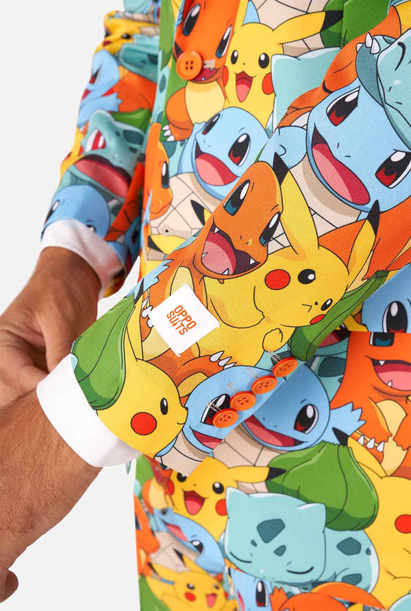 Mann, der Anzug mit Pokémon, Pikachu -Druck, Ärmel Nahauf