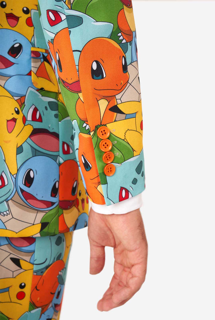 Mann, der Anzug mit Pokémon, Pikachu -Druck, Ärmel Nahauf
