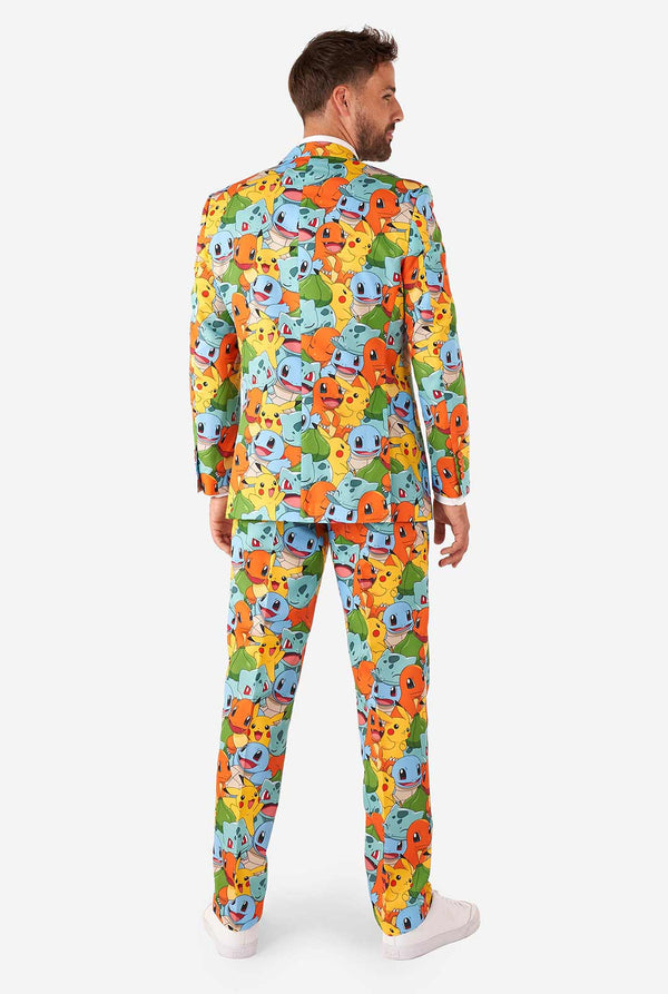 Mann, der Anzug mit Pokémon, Pikachu -Druck trägt, Blick von hinten