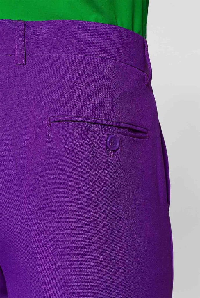 Mann, der lila Herrenanzug und ein grünes Hemd, Hose in der Nähe