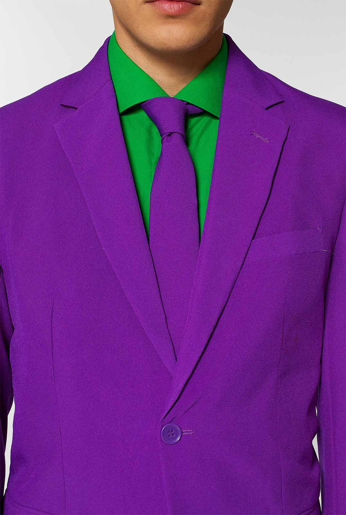 Mann, der lila Herrenanzug und grünes Hemd trägt, Nahaufnahme