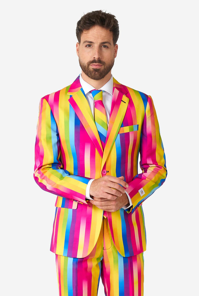 Mann, der Regenbogenfarbe trägt