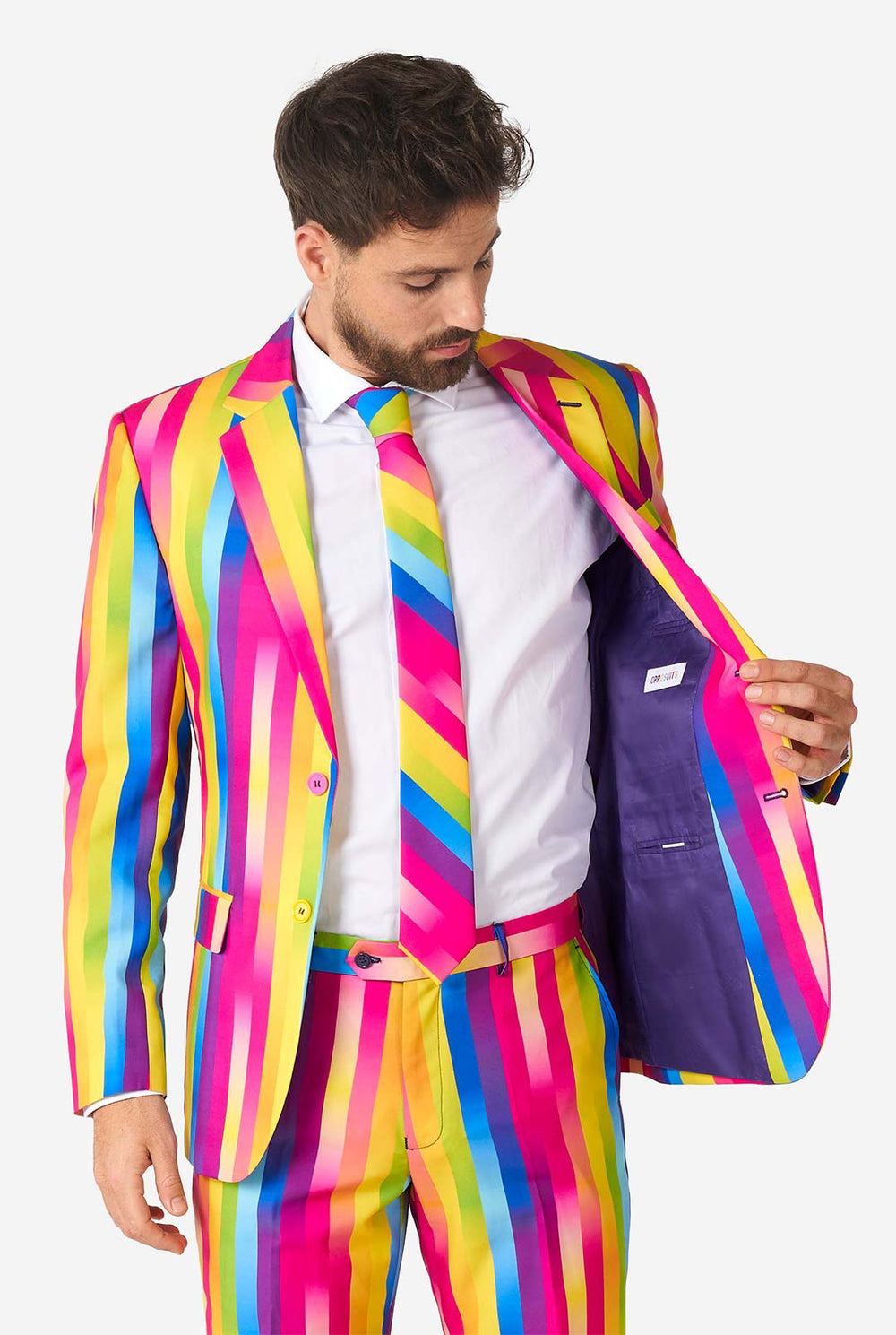 Mann, der Regenbogenfarbe trägt
