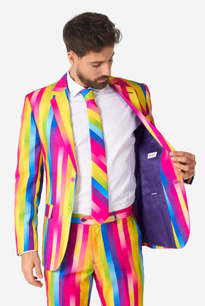 Mann, der Regenbogenfarbe trägt
