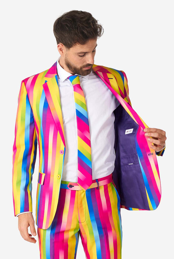 Mann, der Regenbogenfarbe trägt