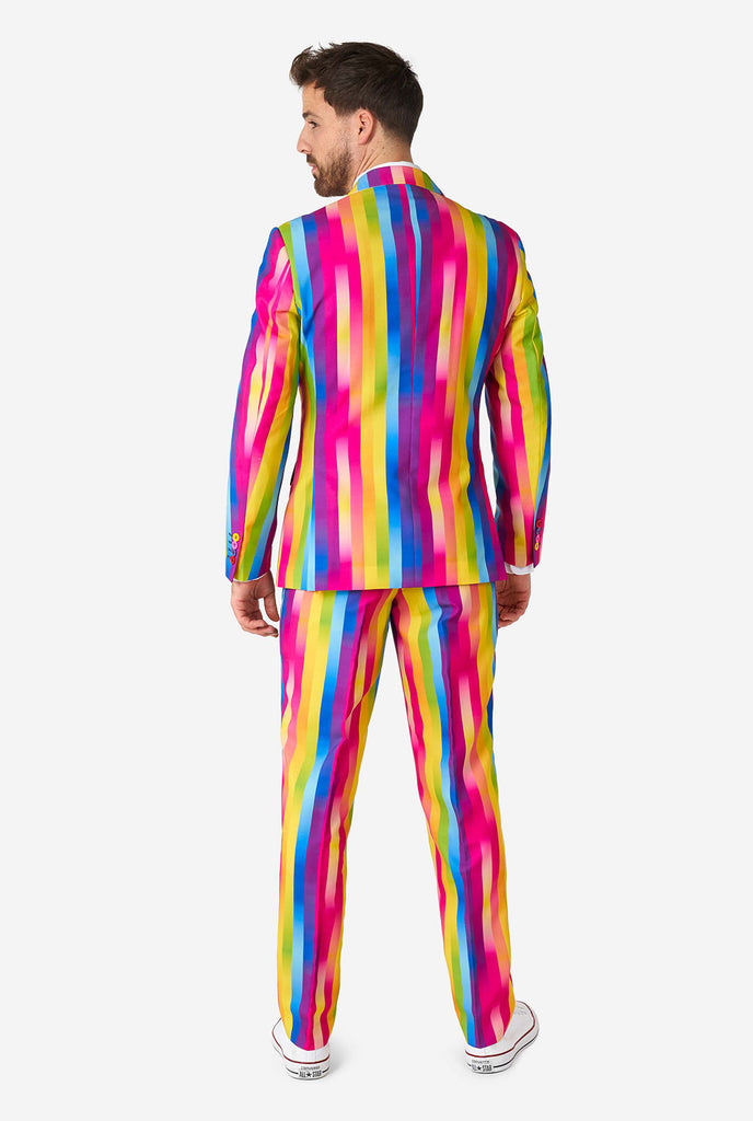 Mann, der Regenbogen-Farbanzug von hinten trägt