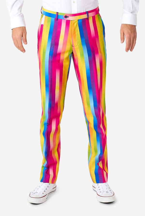 Mann trägt Regenbogenfarbenanzug, Hosen Zoom