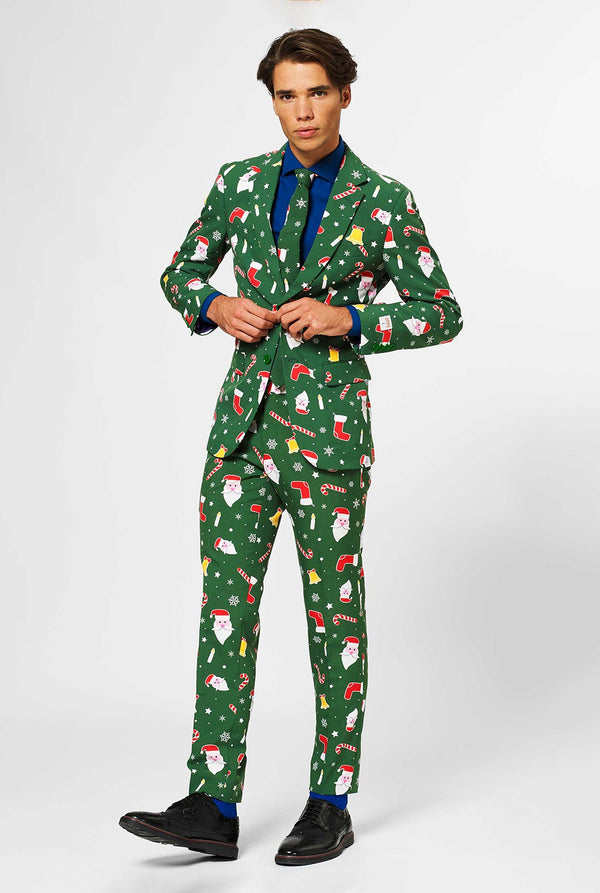Mann, der grünen Weihnachtsanzug und ein blaues Hemd trägt