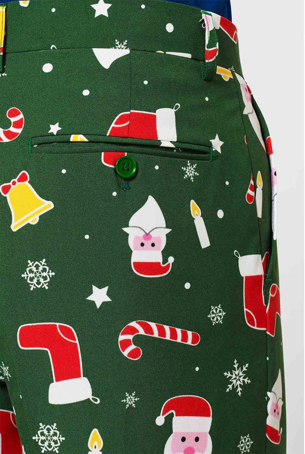 Mann, der grünen Weihnachtsanzug und ein blaues Hemd trägt, Nahaufnahme