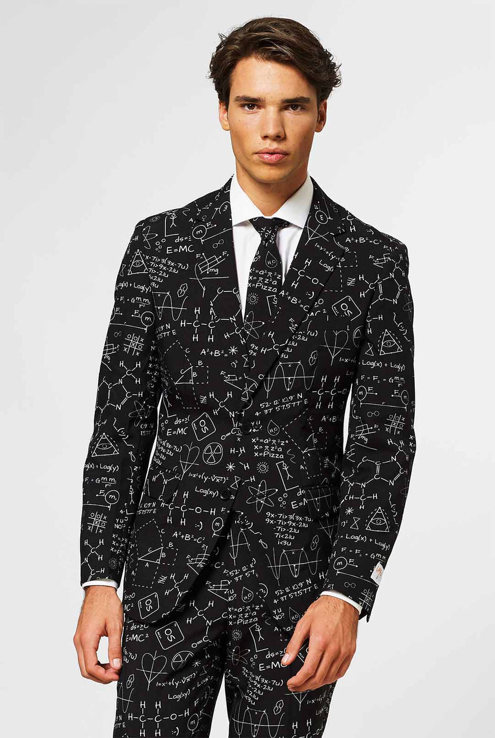 Schwarzer Anzug mit wissenschaftlicher Formel, die vom Männer getragen werden