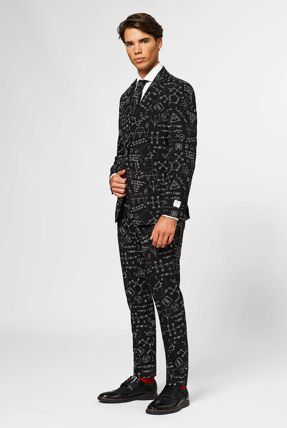 Schwarzer Anzug mit wissenschaftlicher Formel, die vom Männer getragen werden